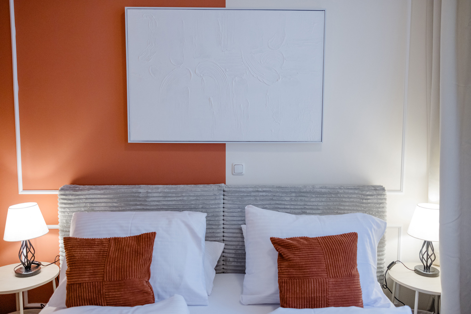 Akzentwand in warmem Orange, Münchner Privatwohnung
